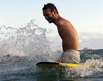 Nick Vujicic szörföl