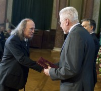 Szekszárdi Miklós átveszi az Magyar Tudományos Akadémia kitüntetését Budapesten